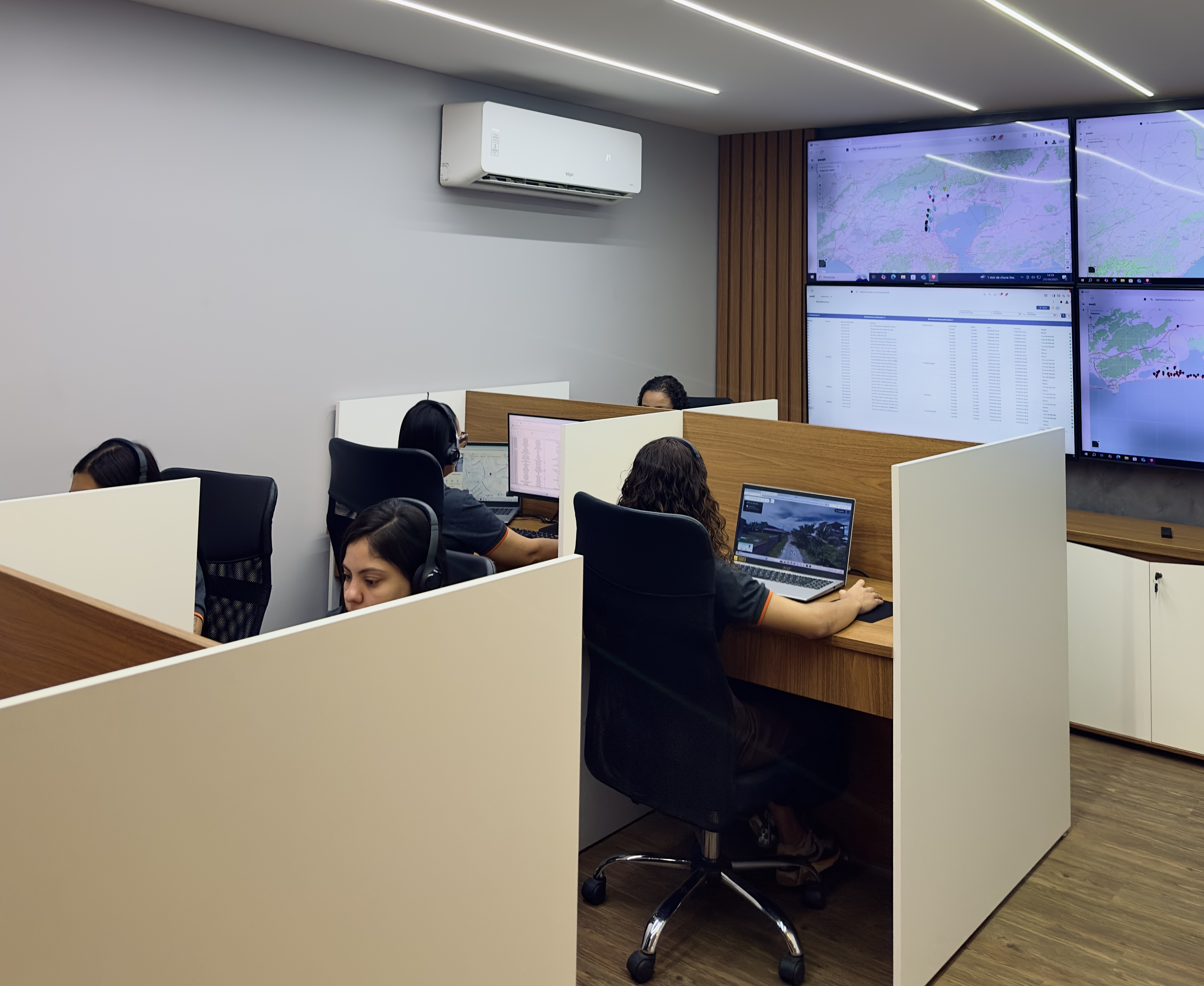 Iluminação pública, engenharia civil e energia solar em obra